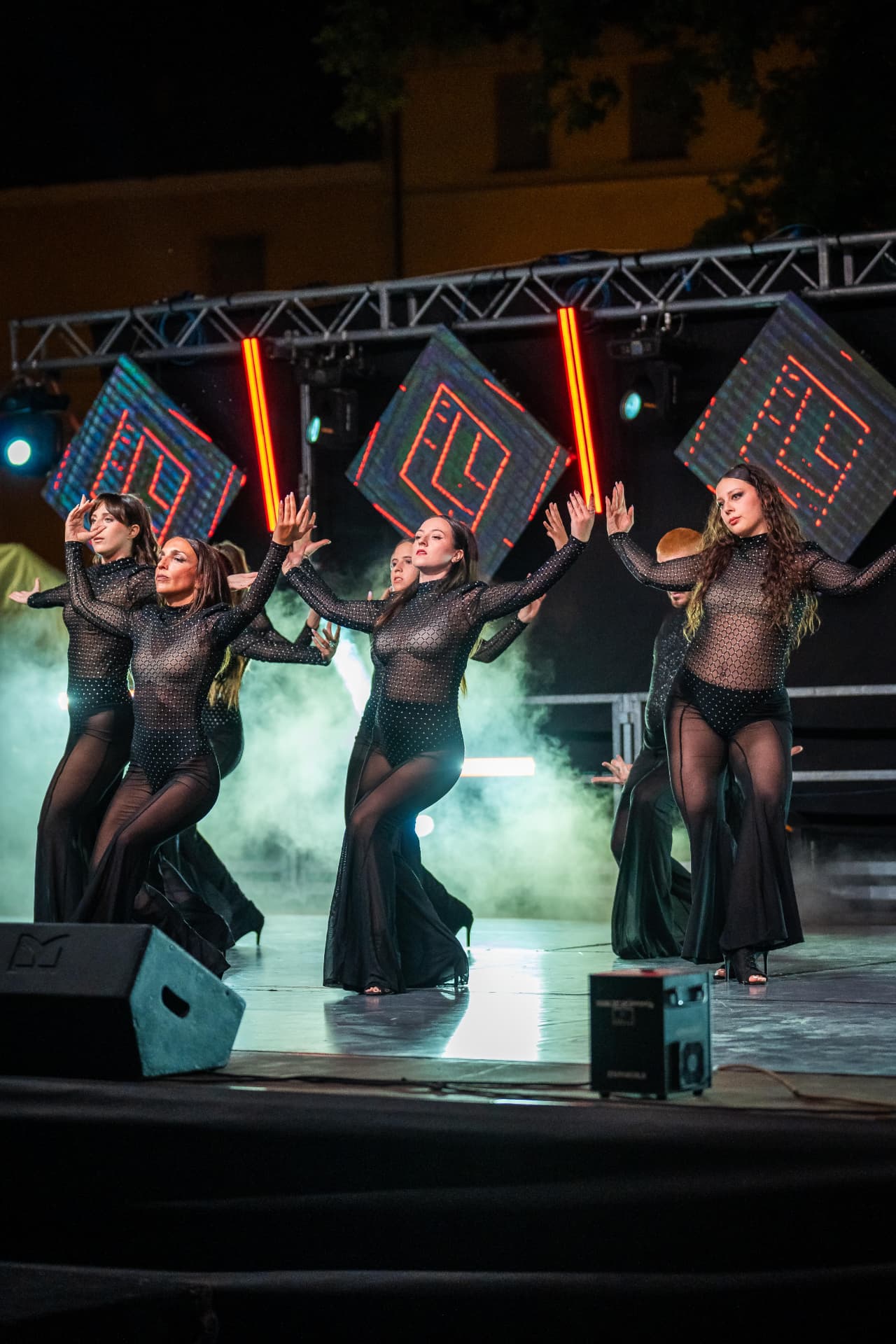 Corso commercial TV Show: ballerine in body nero sul palco