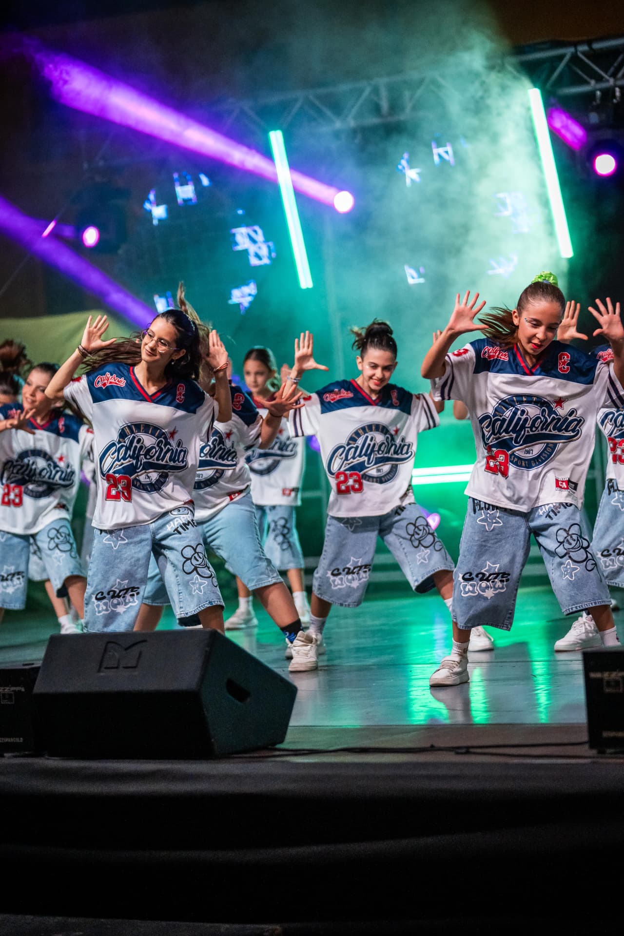 Corso hip hop teen: crew di ragazzi in coreografia sul palco