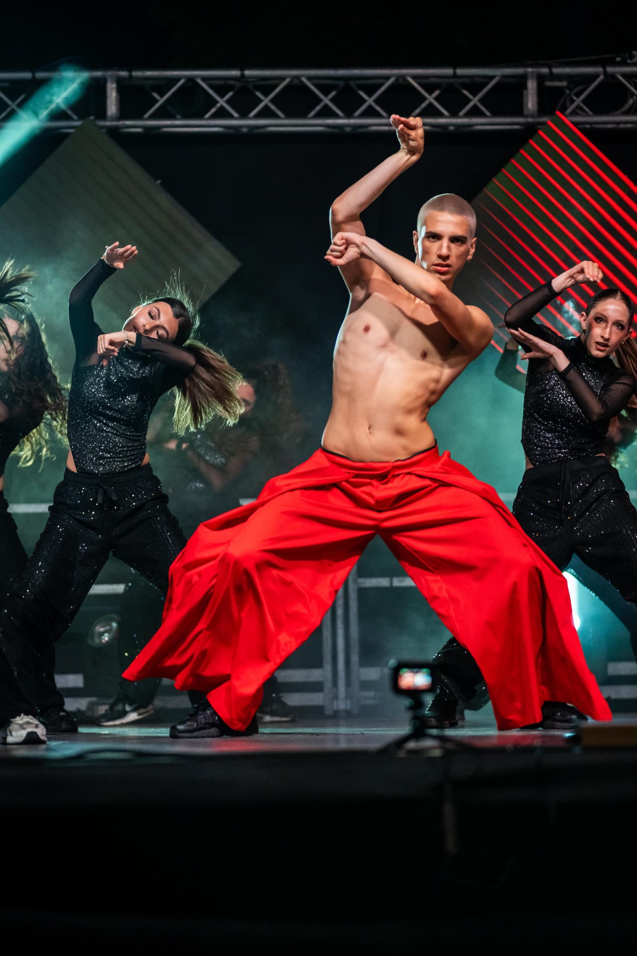 Corso hip hop adulti: ballerino in posa potente sul palco